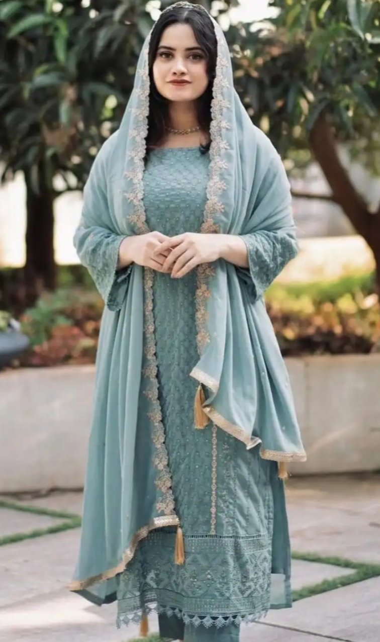 ₹1,915 – 65% OFF Elegant Embroidered Kurta Set!